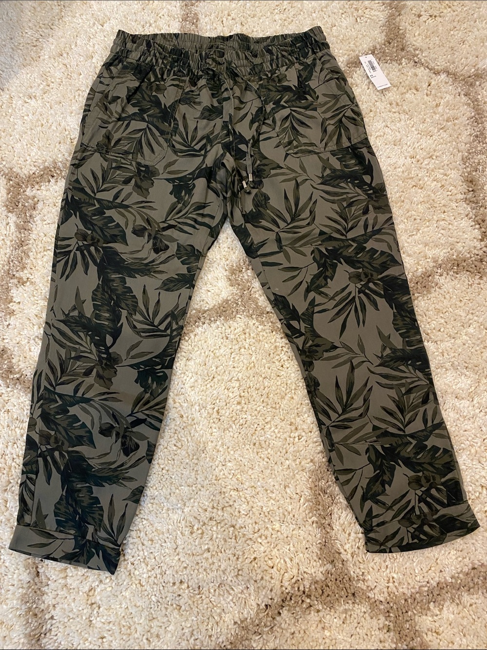 Old Navy Olive Green Leaf Print Cropped Pants